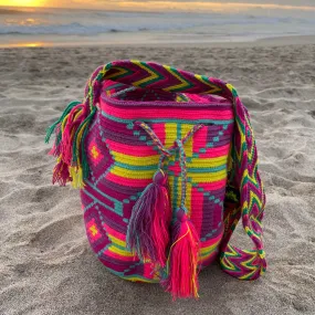 Geometric Neon Pink Flower Mochila