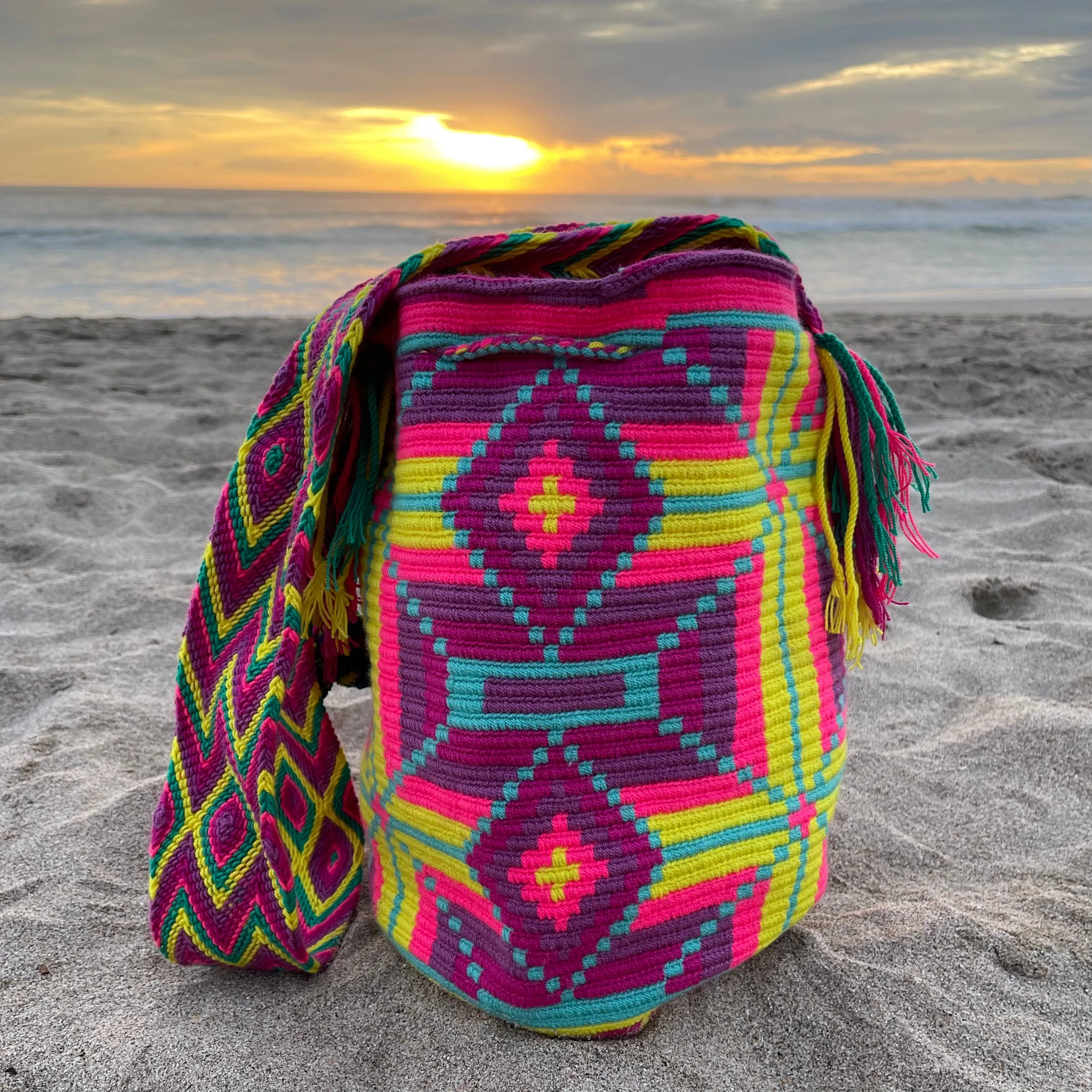 Geometric Neon Pink Flower Mochila