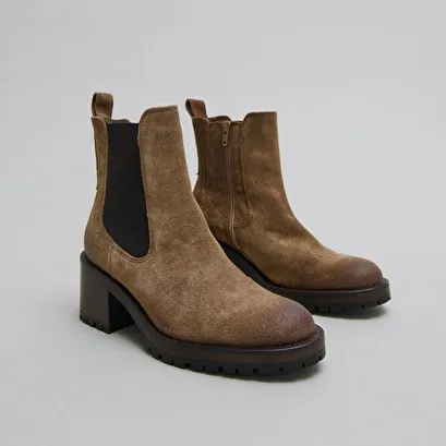 High boots with notched soles in taupe suede