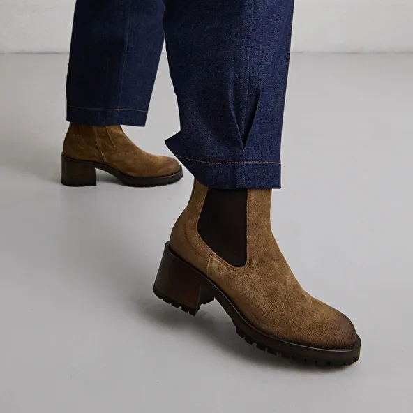 High boots with notched soles in taupe suede