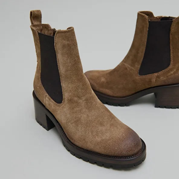 High boots with notched soles in taupe suede