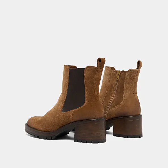 High boots with notched soles in taupe suede