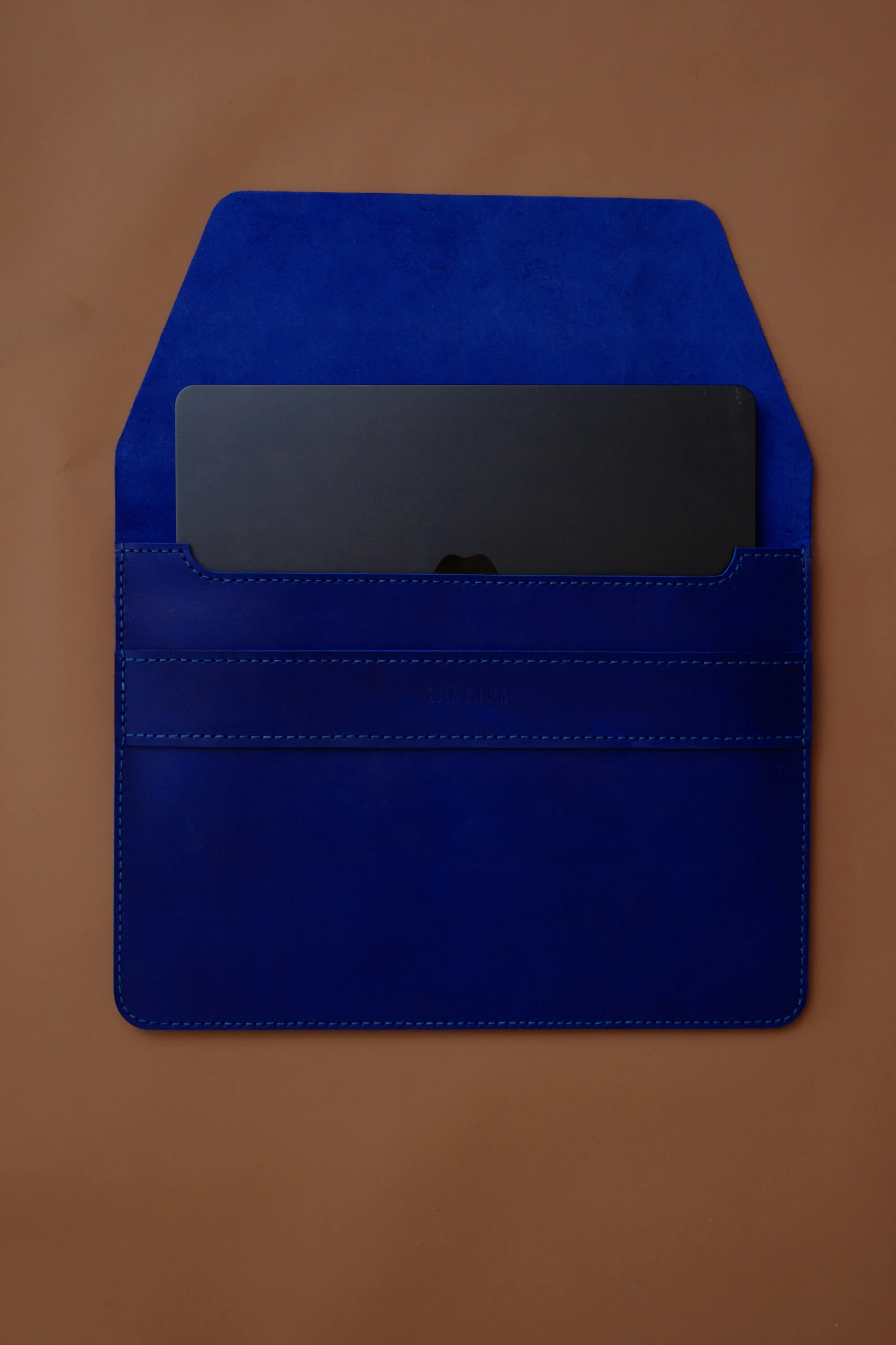 LEATHER LAPTOP SLEEVE// AZUL REY