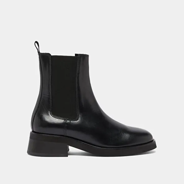 Round-toed boots in black leather