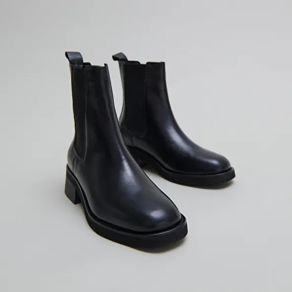 Round-toed boots in black leather