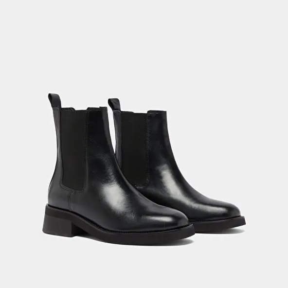 Round-toed boots in black leather