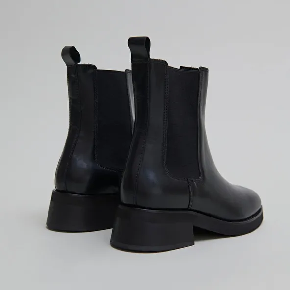 Round-toed boots in black leather