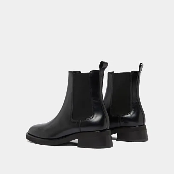 Round-toed boots in black leather