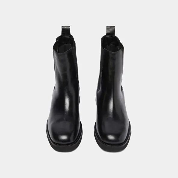 Round-toed boots in black leather